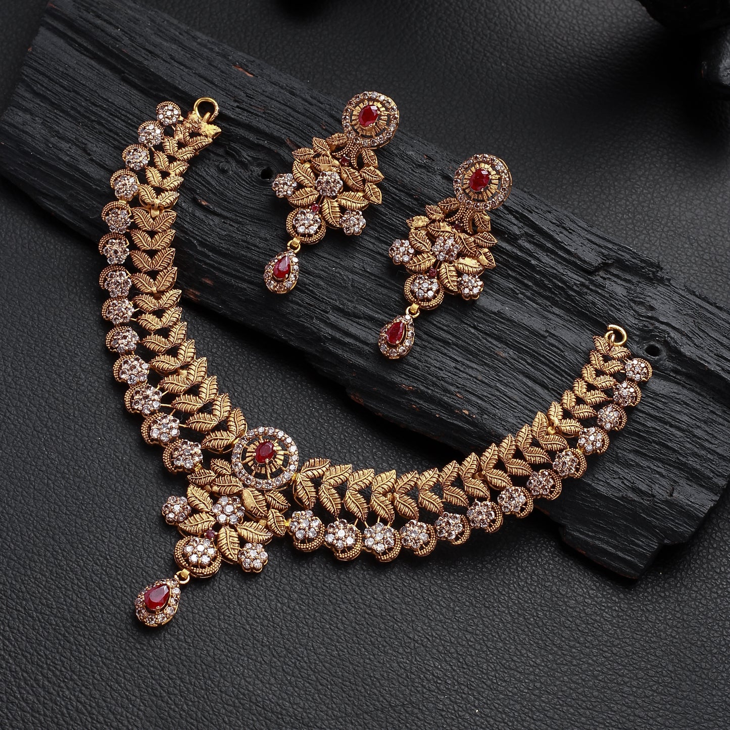Sarcoline Necklace Set
