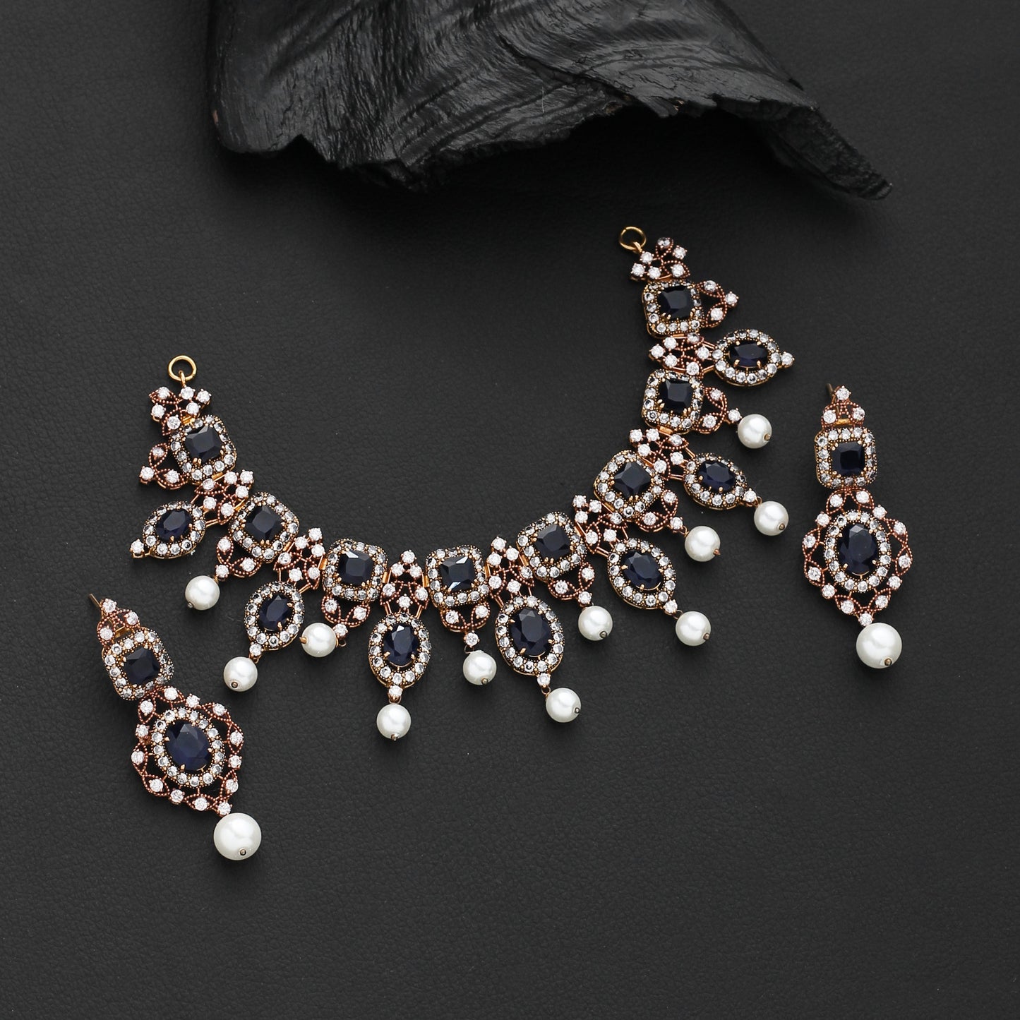 Vividia Necklace Set