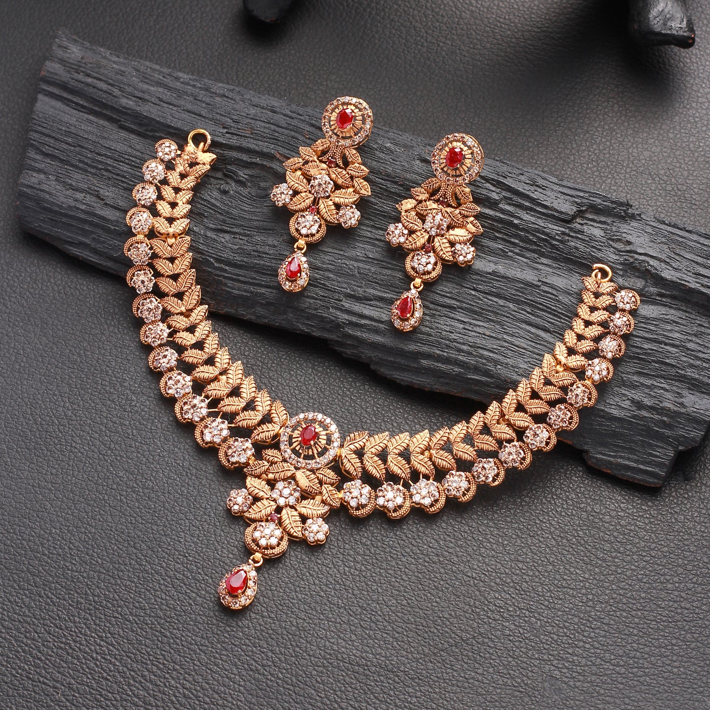 Sarcoline Necklace Set